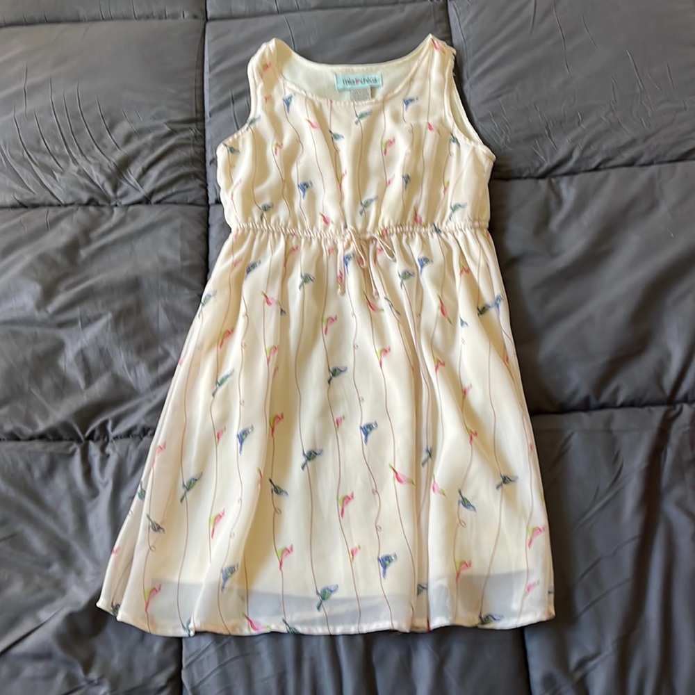 This item is a beautiful white dress with colorful birds on it🦜🦜🦜